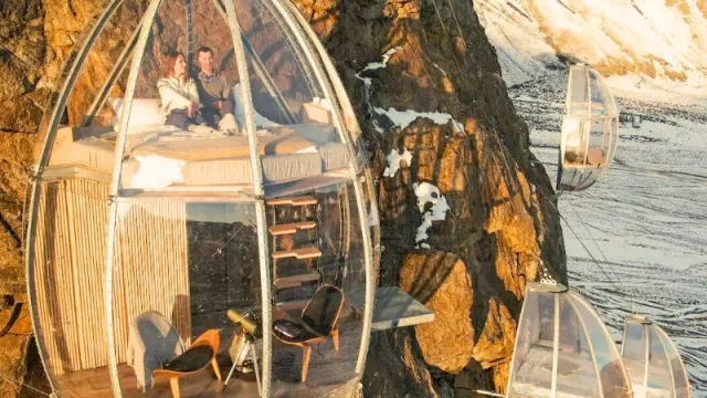 ¡Dormí a 270 metros de altura! Una experiencia única en cápsulas suspendidas de fabricación nacional (desde 1.600 dólares la noche)