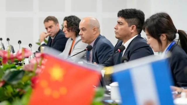 El gobernador de Santa Cruz visita China con el objetivo de retomar la construcción de las represas