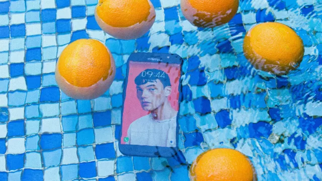 ¿Viste que los celulares cada vez se rompen menos? Qué es IP52, IP681 e IPX8 (y por qué MIL-STD-810H2 es "otra liga")