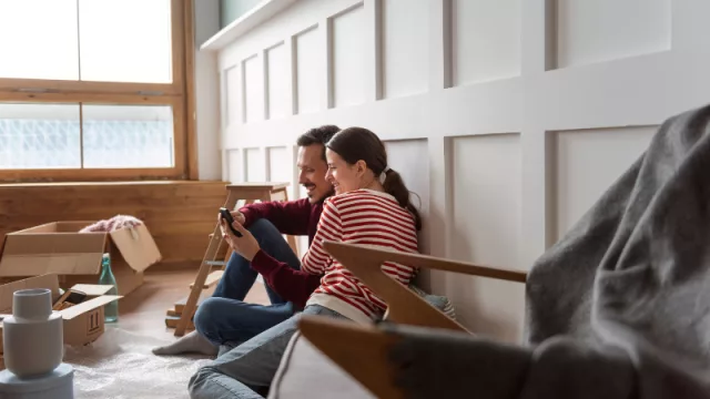 En casita con Papi y Mami (los jóvenes españoles retrasan su emancipación: el 85% sigue viviendo con sus padres)