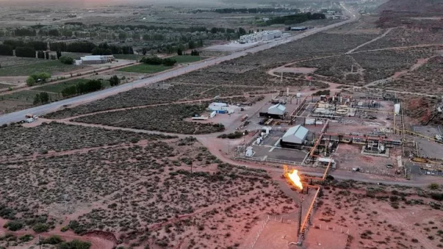 Multinacionales venden áreas en Vaca Muerta y empresas pequeñas enfrentan quiebras por crisis del sector