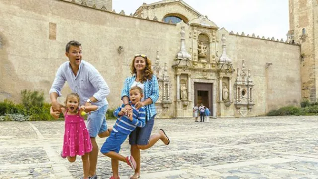 El turismo familiar internacional roza los 27 millones de viajeros y gasta 35.600 millones en España en 2025