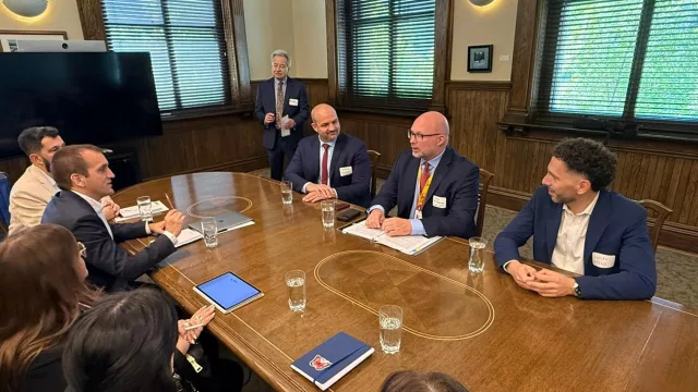 Mendoza salió a buscar inversiones para Vaca Muerta y mostró su potencial energético en Canadá